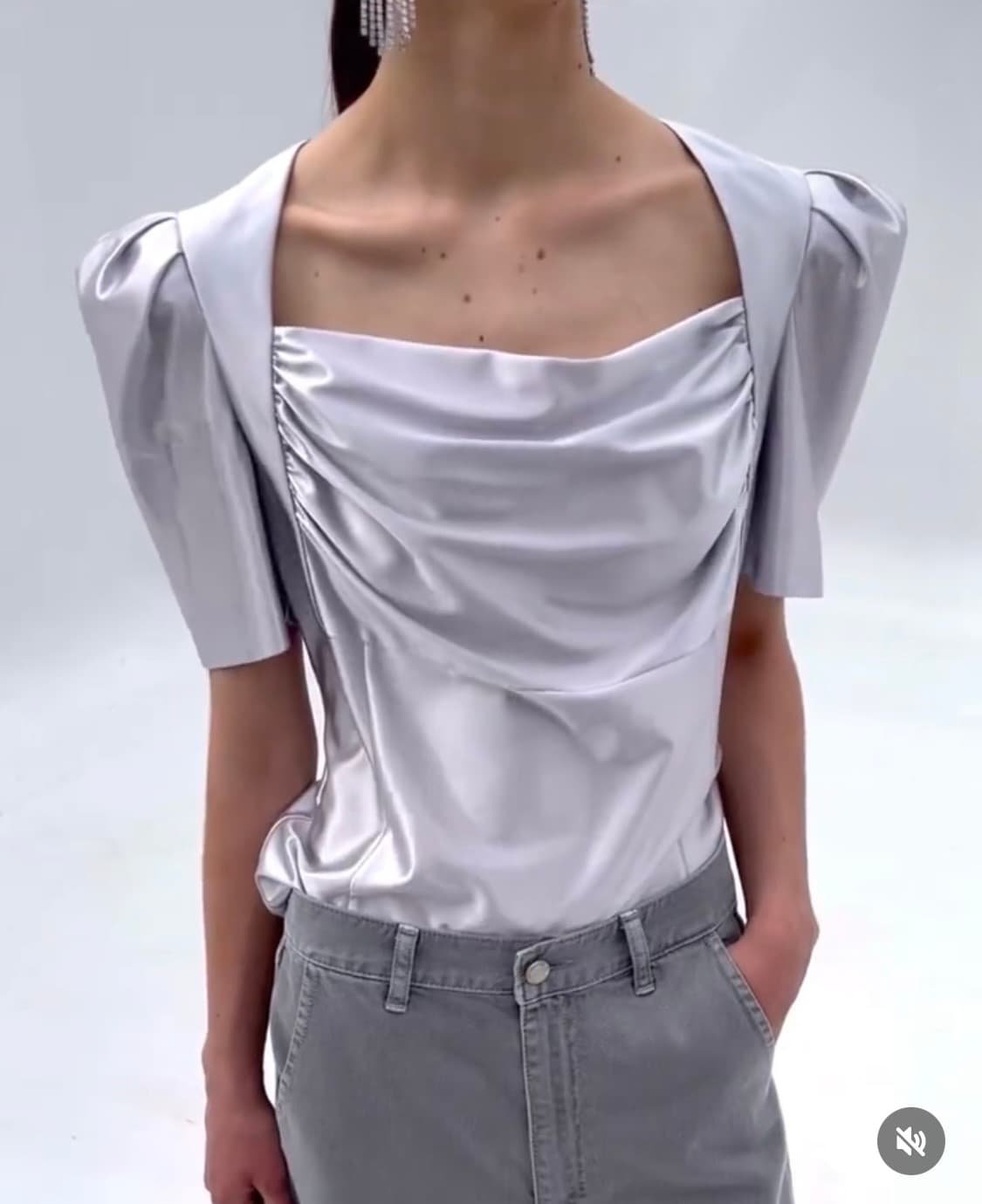 드래곤블라우스 실버그레이 글리터 탑 상품이미지1