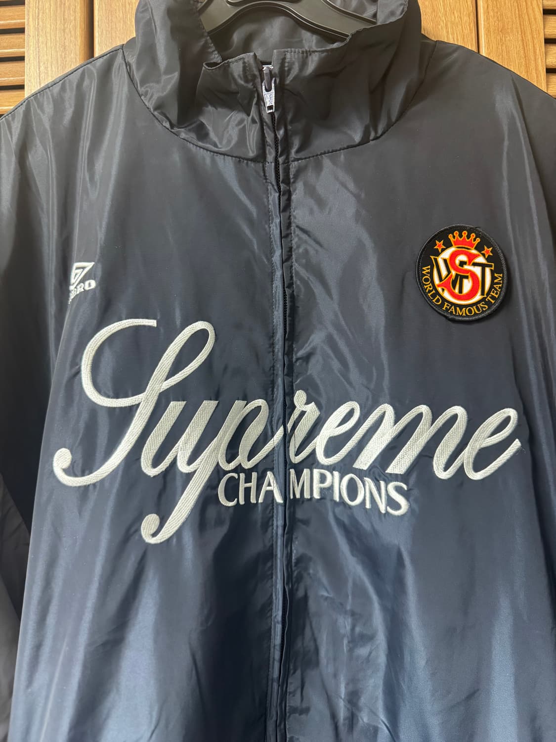 슈프림 x 엄브로 그라디언트 트랙 자켓 블랙 - 25FW 상품이미지2