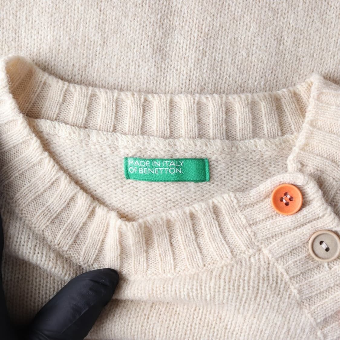 베네통 울 숄더 버튼 포인트 니트 상품이미지5