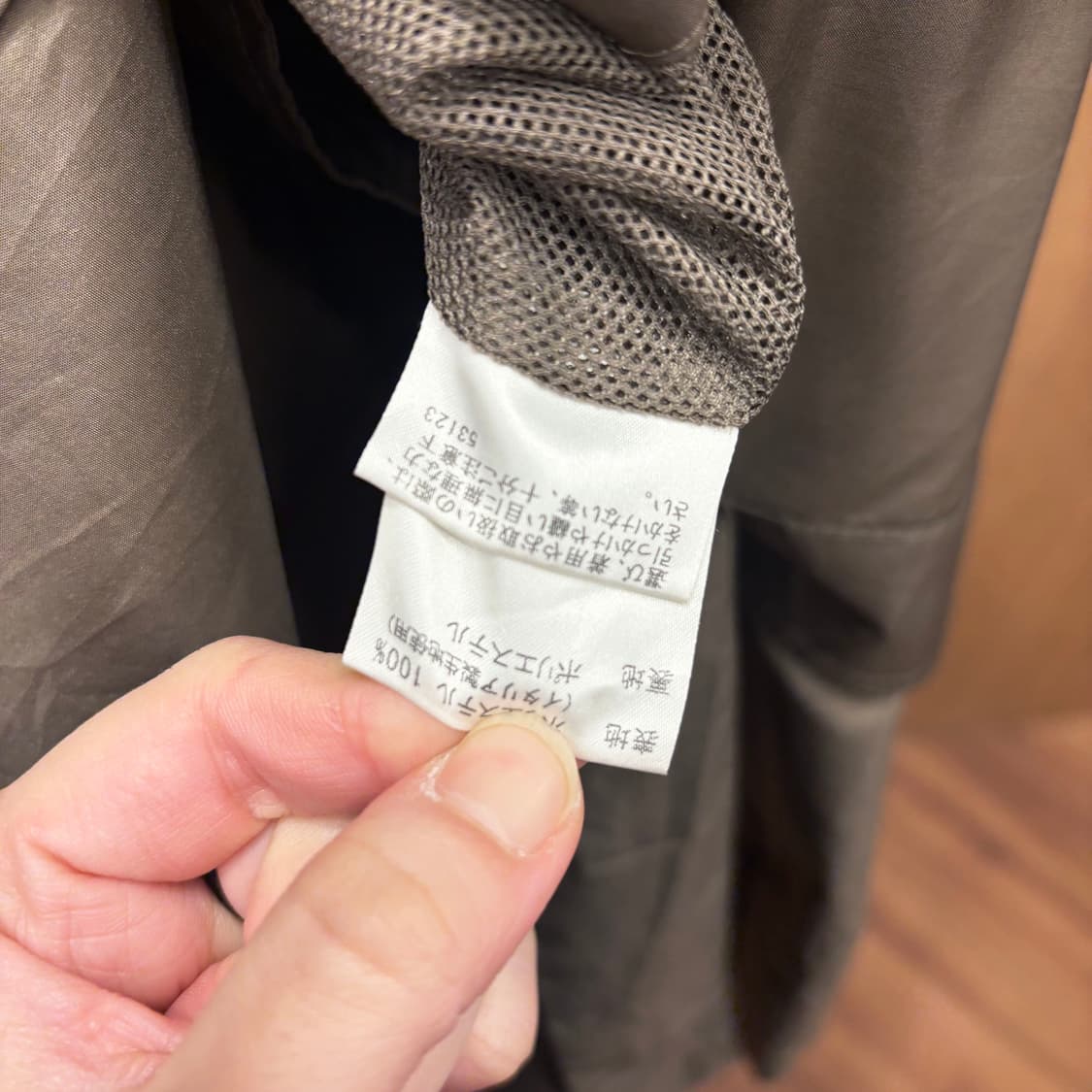 버버리 런던 더블 버튼 라이트 트렌치 코트 넥라인 스트랩 디테일 브라운 상품이미지9