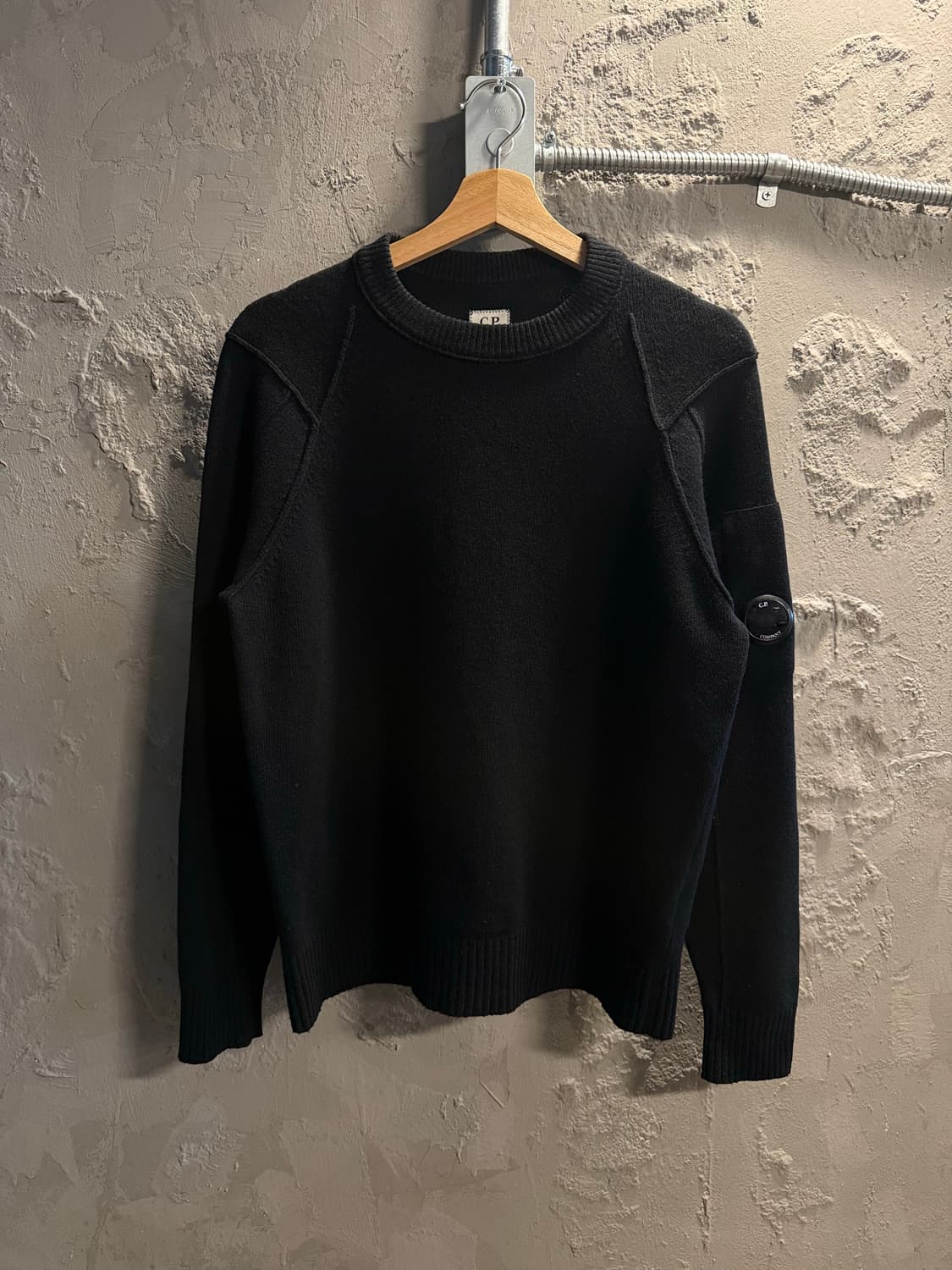 95 씨피컴퍼니 C.P. COMPANY 렌즈 와펜 울 니트 블랙 상품이미지1