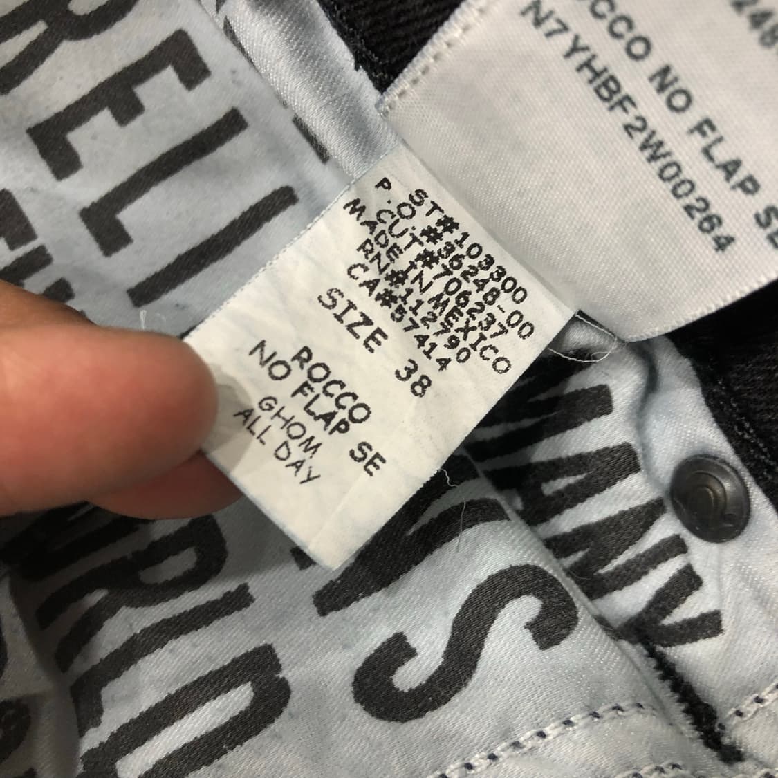 38 트루릴리전 워싱 패치 디테일 데님 팬츠 상품이미지6