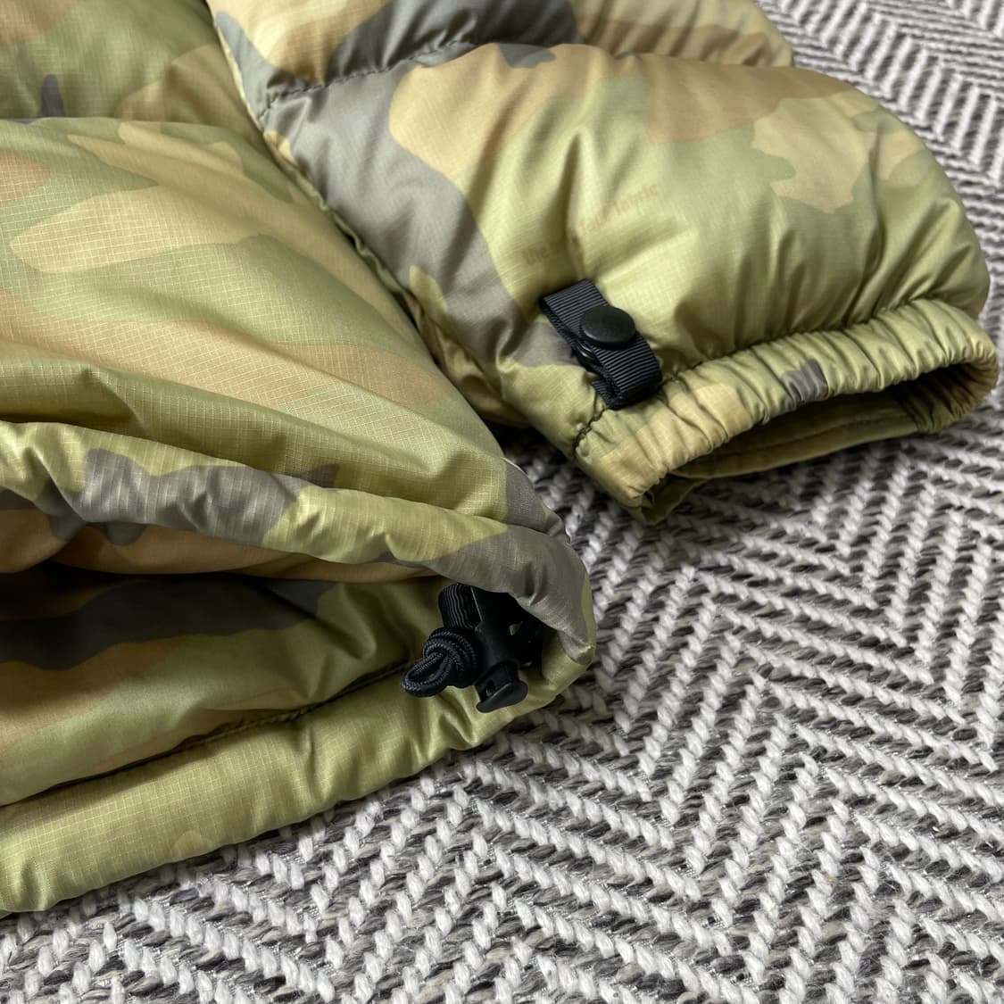 [100] 노스페이스 센터로고 700 카모 눕시 패딩 상품이미지5