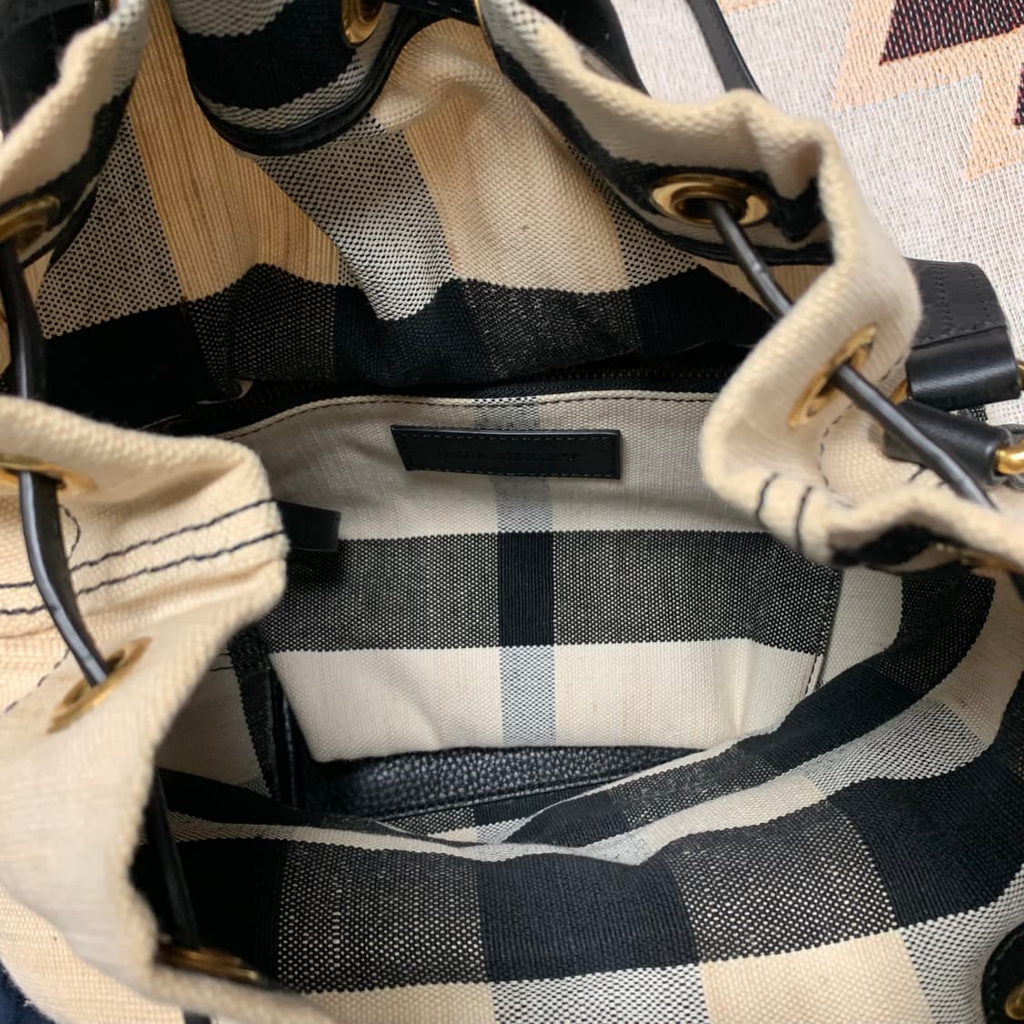 버버리 헤스톤 체크 캔버스 버킷백 크로스백 상품이미지4