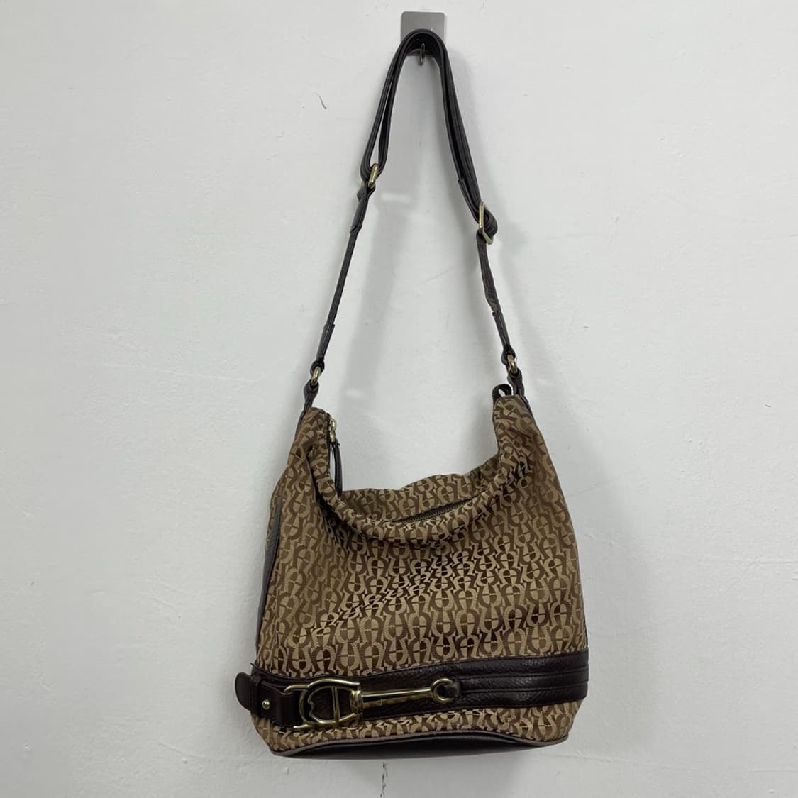 아이그너 AIGNER 브라운 모노그램 가죽 호보백 상품이미지2