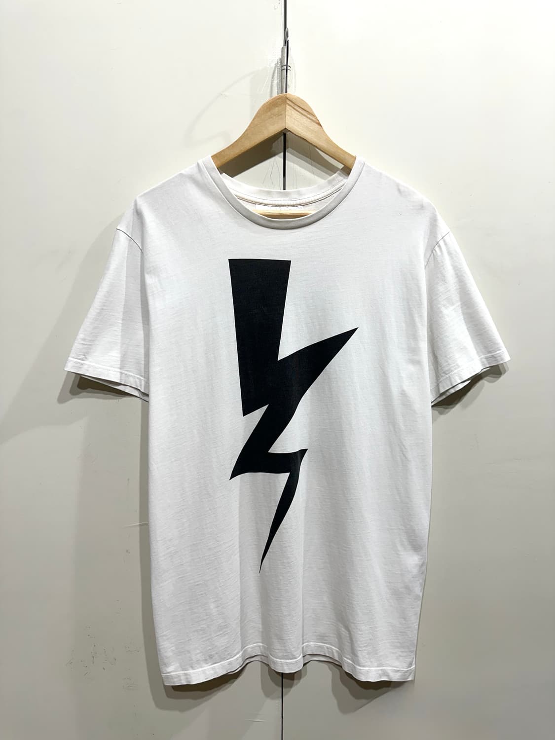 닐바렛 썬더볼트 프린트 반팔 티셔츠 상품이미지1