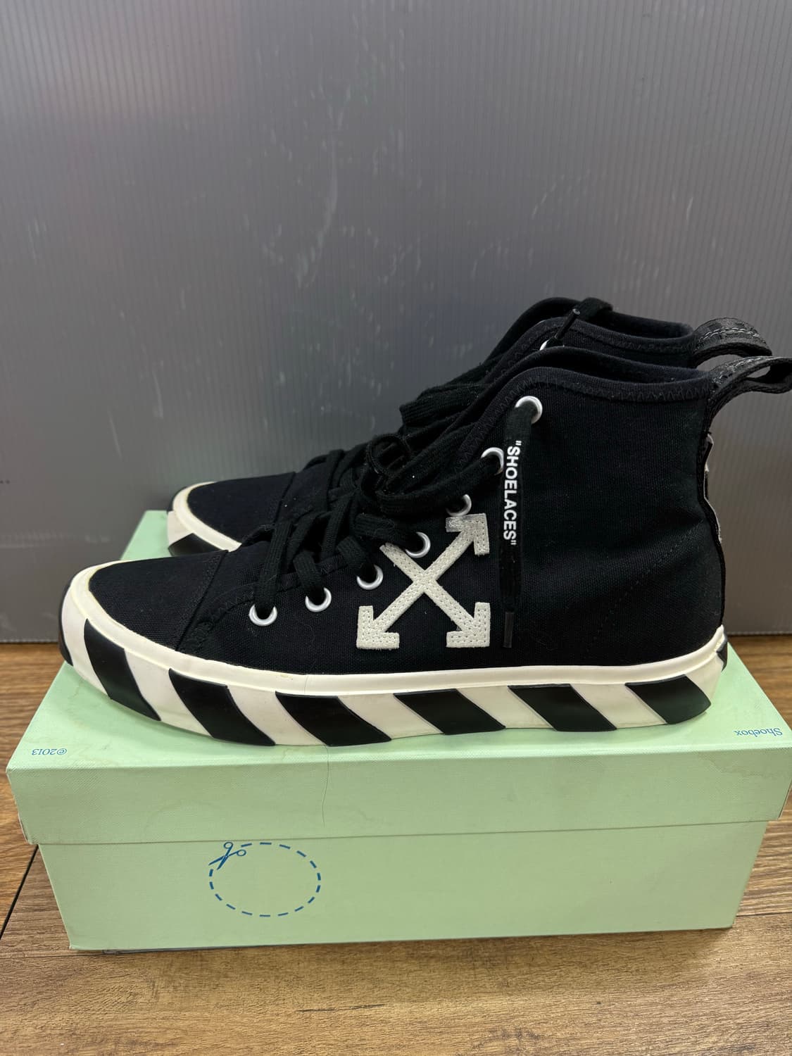 오프화이트 미드탑 스니커즈 상품이미지1