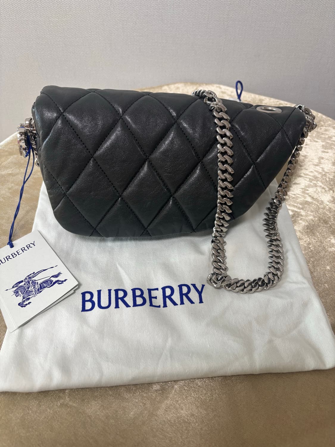 (새상품,24SS)버버리 쉴드 락 레더 숄더백 블랙 8087272 상품이미지1