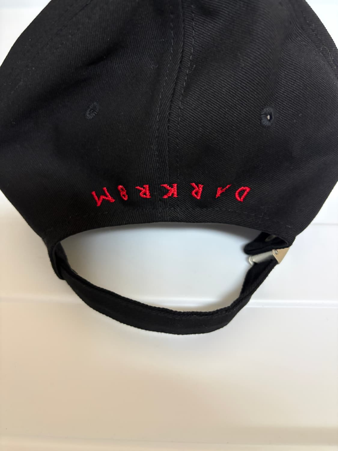 [한정판] 다크룸 업사이드 다운 레드 볼캡 상품이미지2