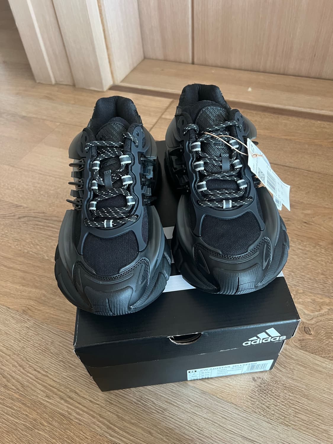 250)새상품 아디다스X퍼렐 윌리엄스 아디스타 젤리피쉬 트리플 블랙 상품이미지3