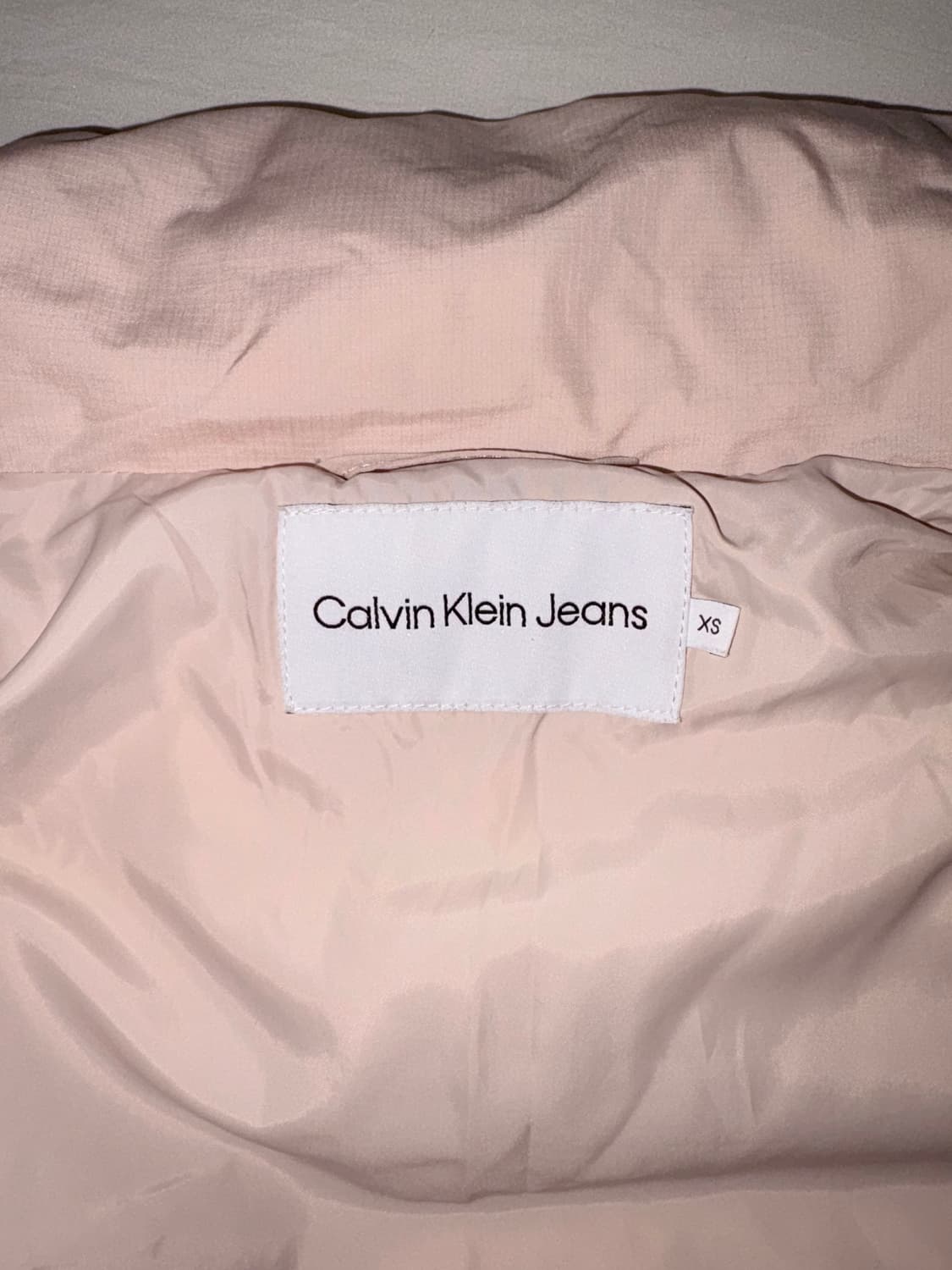 캘빈클라인 핑크베이지 숏랭스 스탠드 카라 푸퍼 숏패딩 상품이미지4