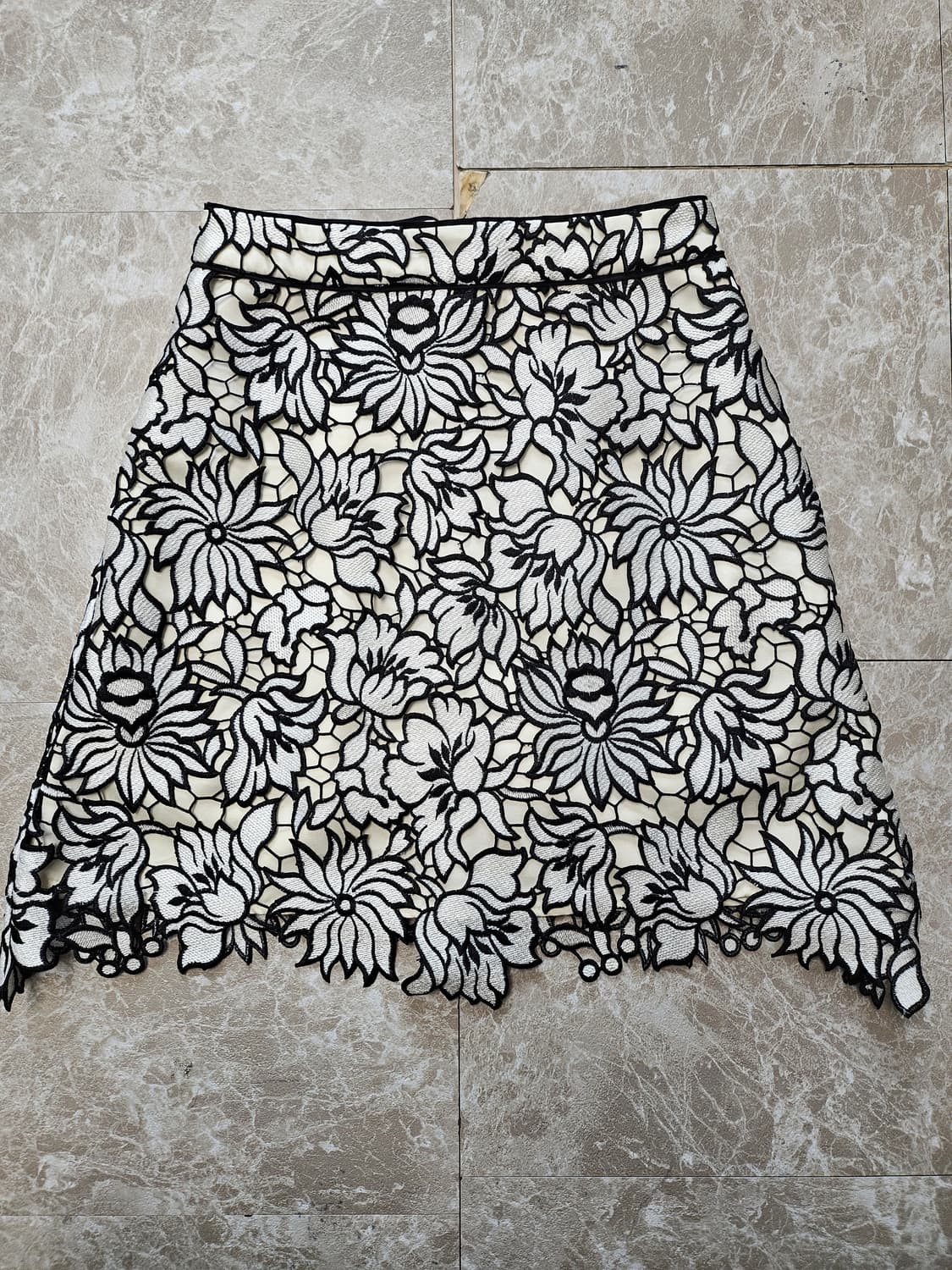 셀프포트레이 레이스 플라워 스커트 블랙&아이보리 상품이미지1