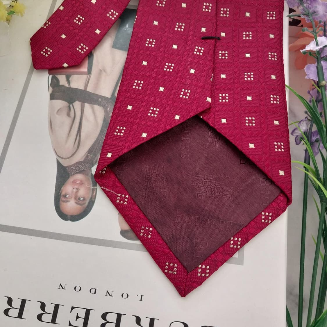 버버리 실크 레드 자카드 패턴 넥타이 9.7cm A+등급 K1345
 상품이미지8