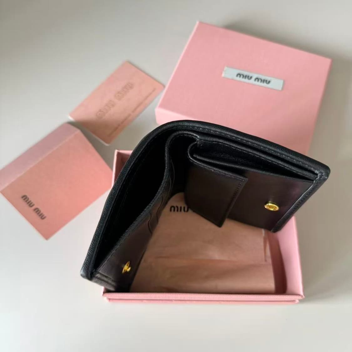 미우 미우 마테라쎄 나파 레더 카드 반지갑 블랙 상품이미지8