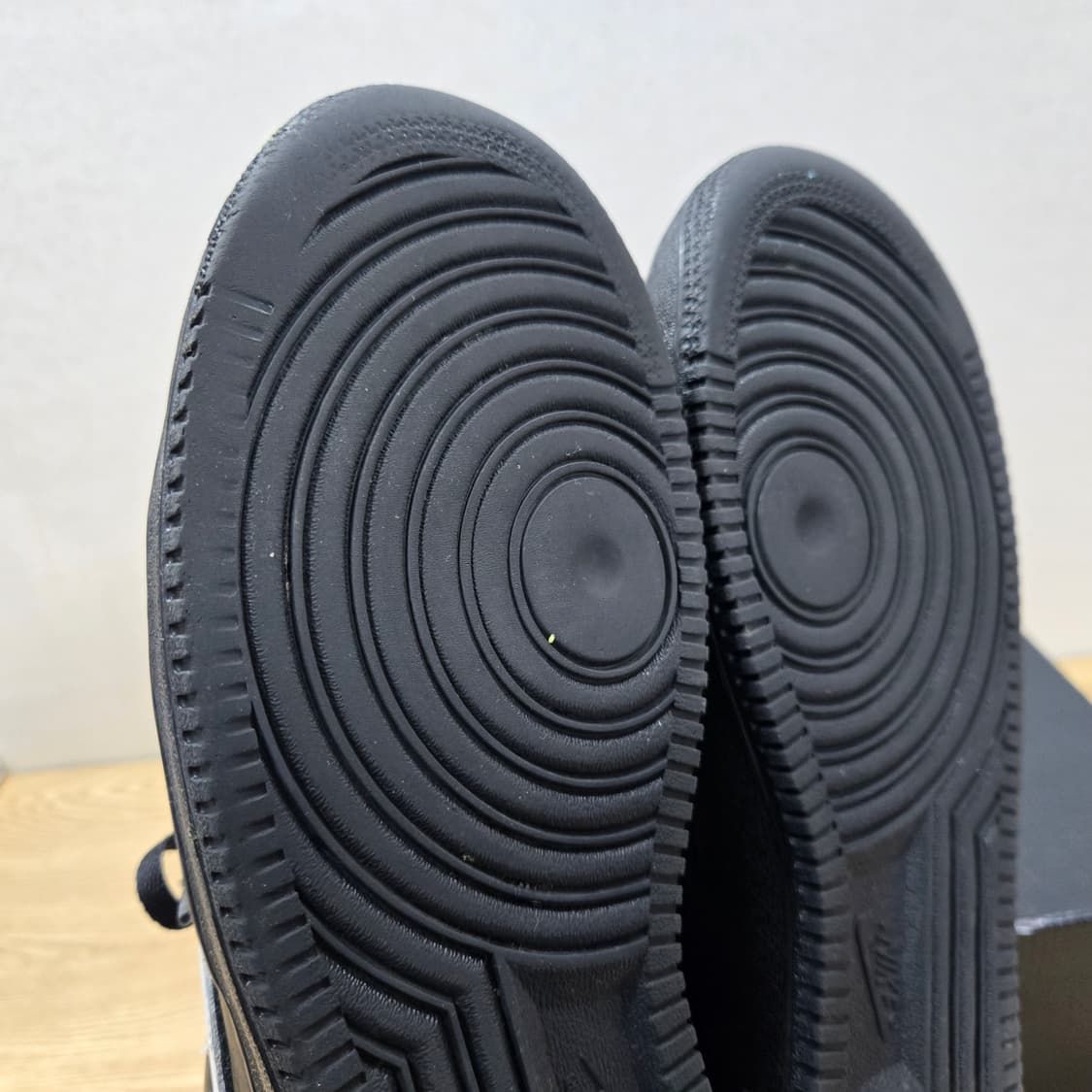 285 나이키 에어포스1 로우 레더 블랙 화이트 상품이미지8