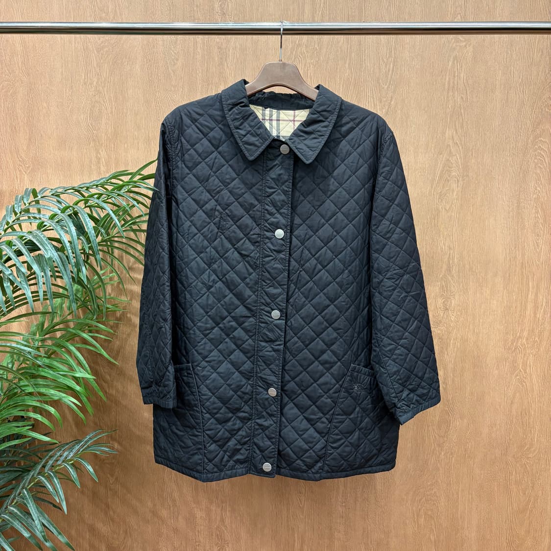 버버리 런던 클래식 퀄팅 자켓 체크 안감 플랫 카라 포켓 디테일 블랙 상품이미지1