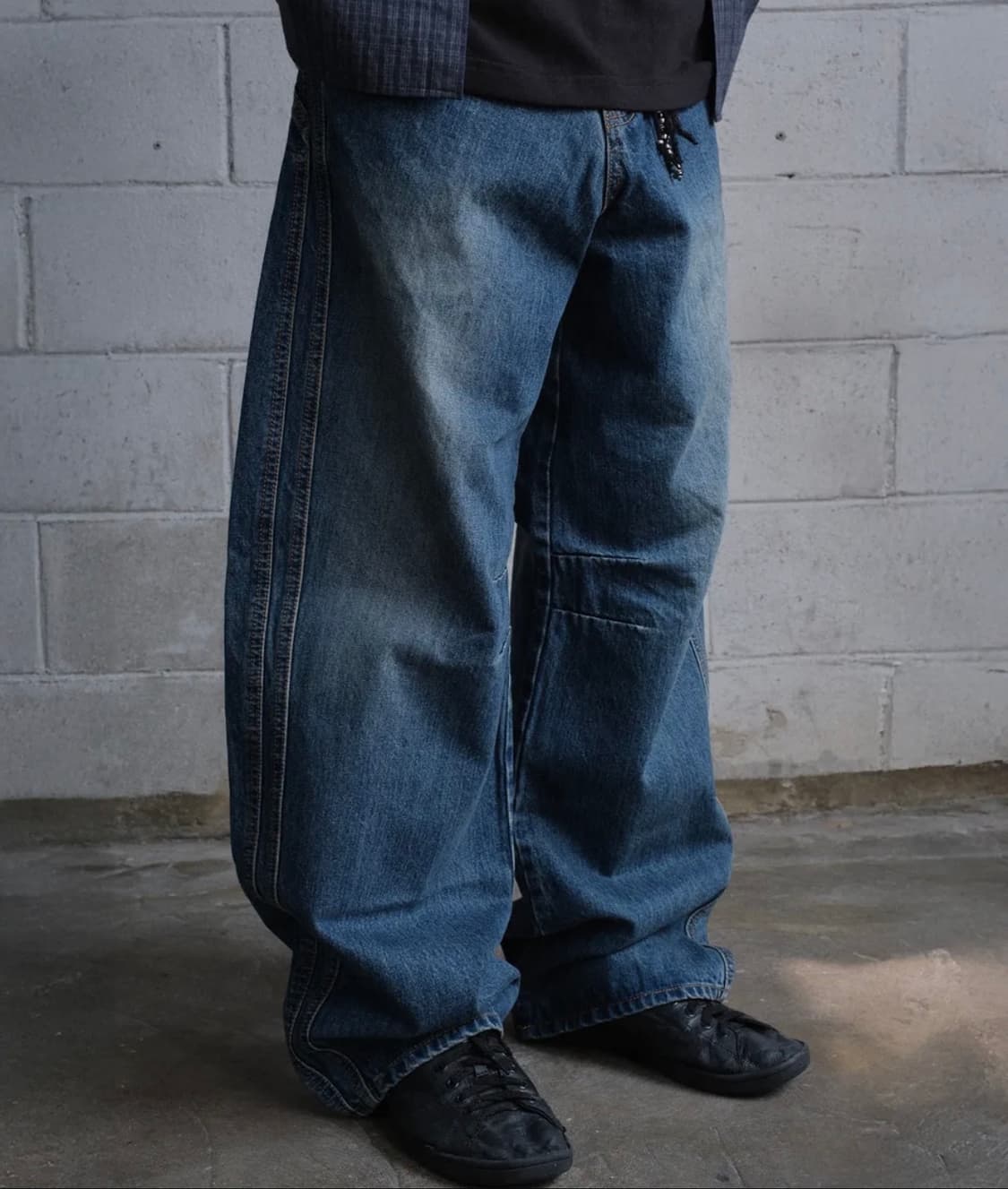 WIDE CURVED DENIM PANTS (WASHED DARK BLU 상품이미지1