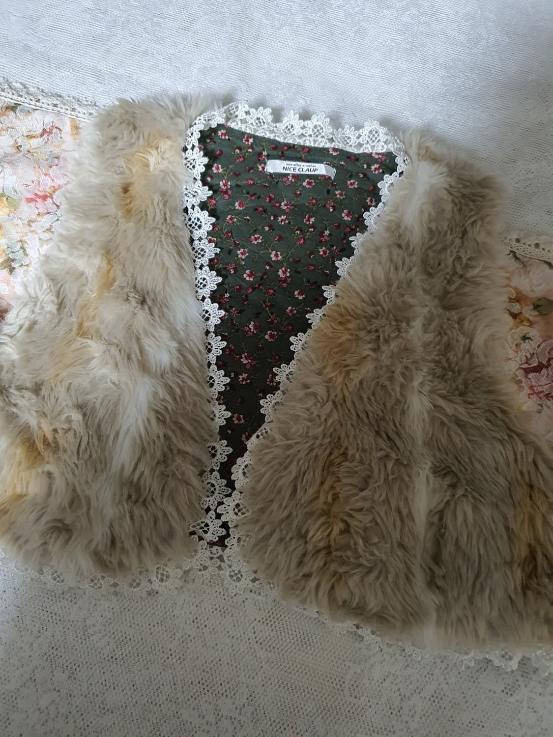 [갸루] 베이지 퍼 털 조끼 레이스 디테일 상품이미지4