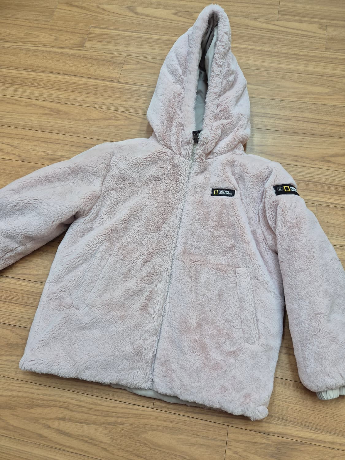 내셔널지오그래픽 키즈 핑크색상 퍼 후드집업입니다. 사이즈는 130이고,  상품이미지1