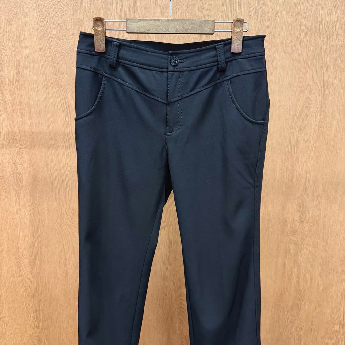 꾸레쥬 팬츠 프론트 절개 백 포켓 로고 자수 디테일 슬림핏 블랙 상품이미지4