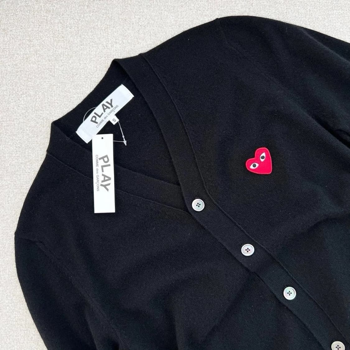 꼼데가르송 레드와펜 V넥 가디건 상품이미지1