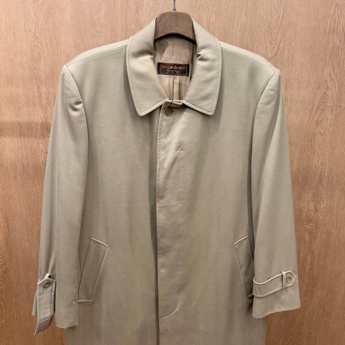 입생로랑 미니멀 싱글 코트 레귤러 카라 사이드 사선 포켓 디테일 베이지 상품이미지4