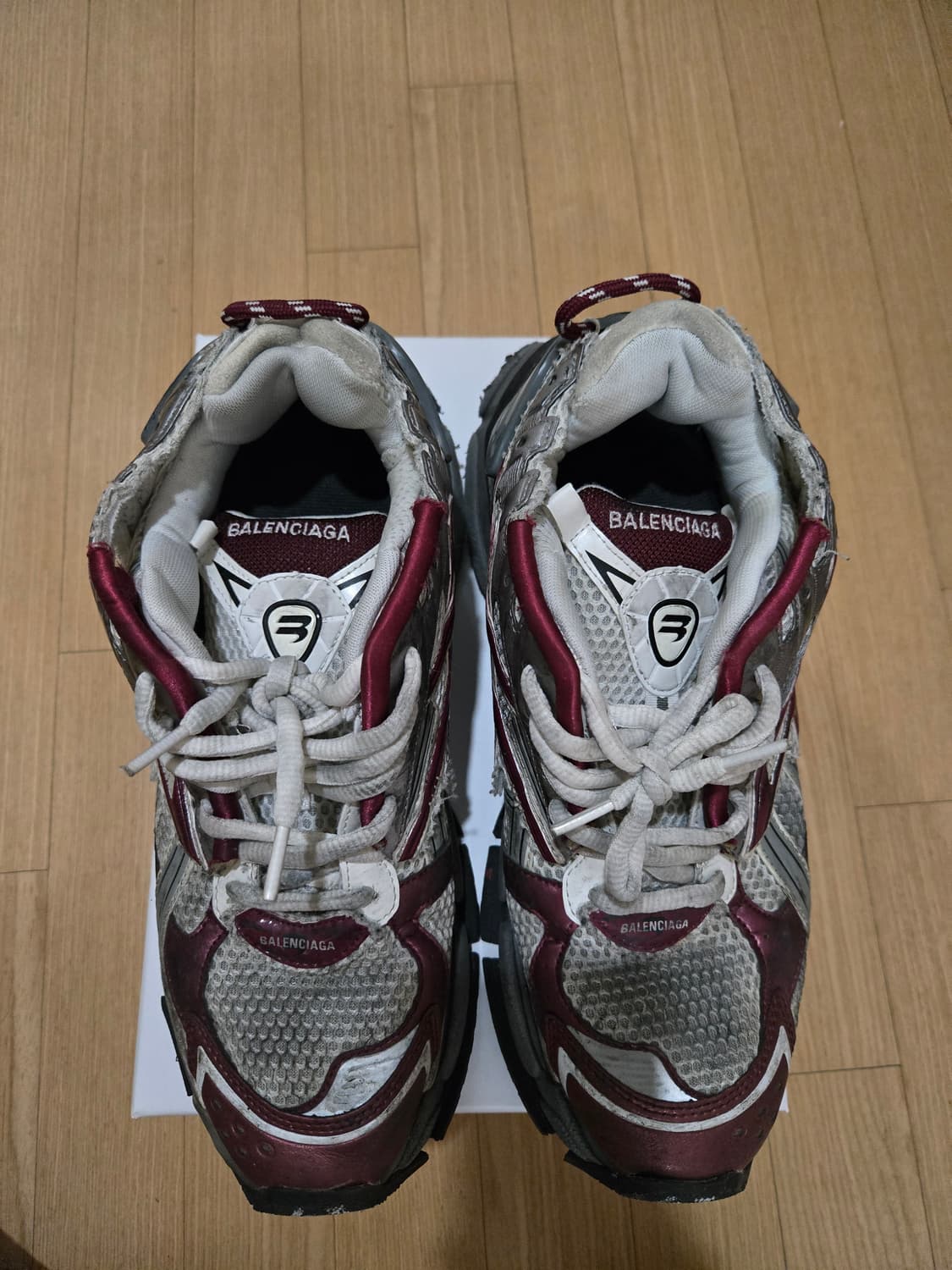발렌시아가 뉴 러너 버건디 43 사이즈 판매합니다 상품이미지1