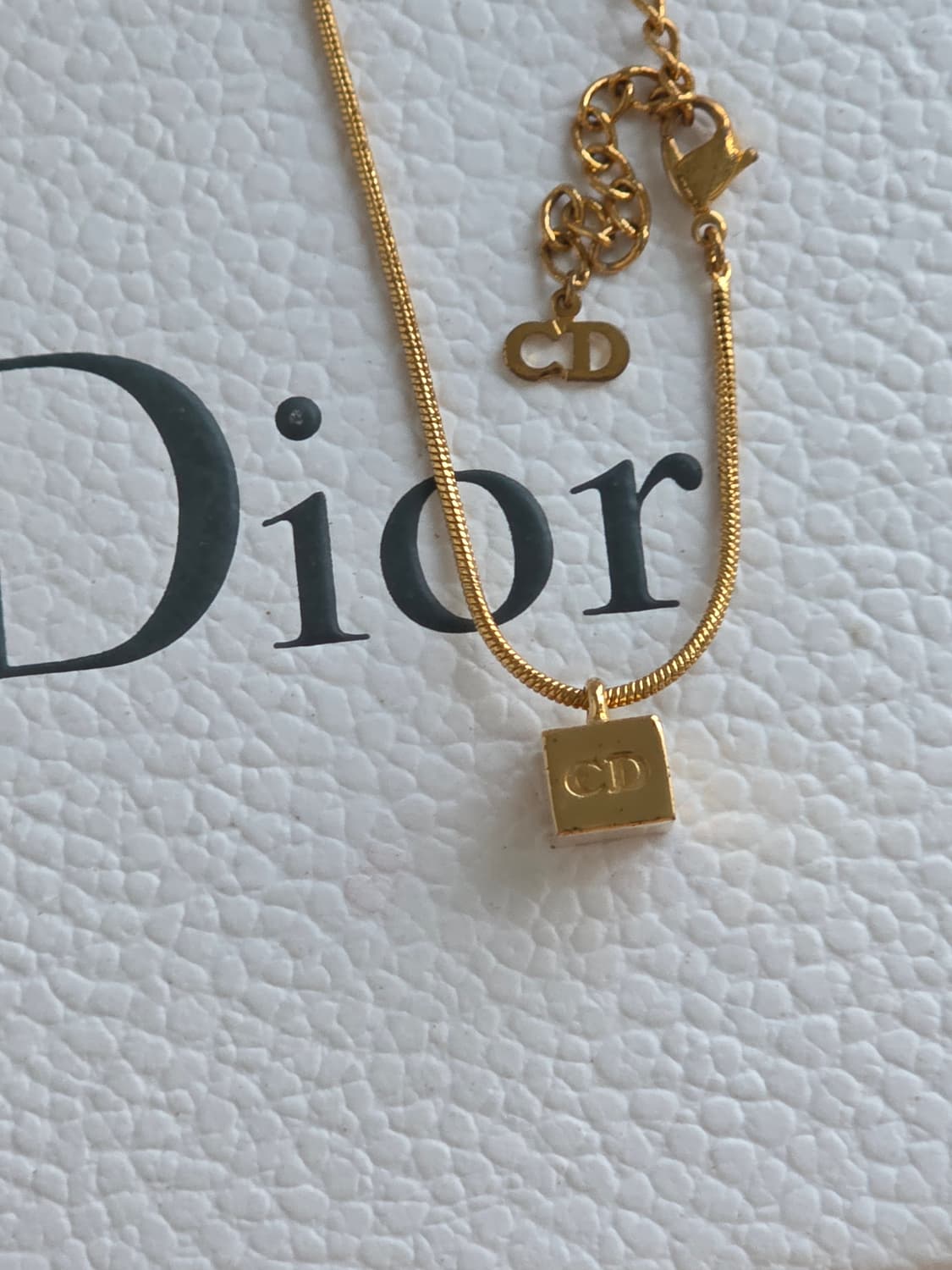 디올 금장 CD 로고 큐브 목걸이 상품이미지5