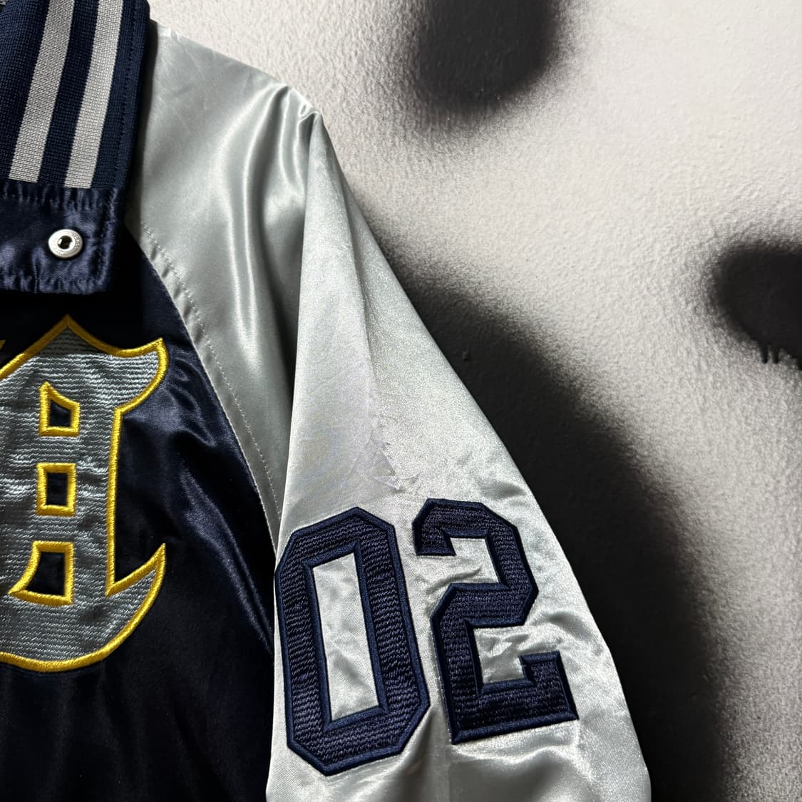 Zett 올드스쿨 자수 디테일 배색 사틴 바시티 베이스볼 자켓 상품이미지4