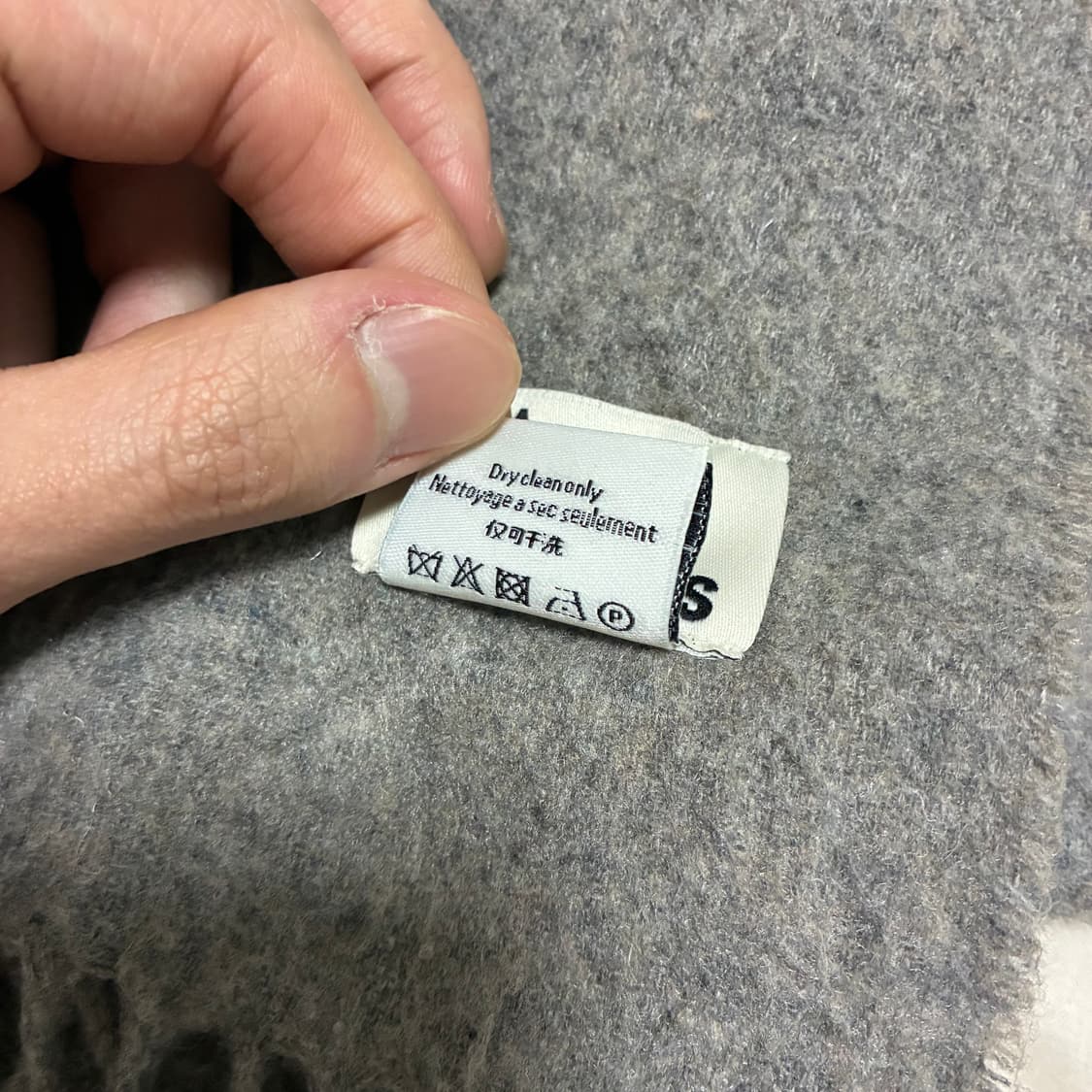 아크네 스튜디오 그레이 머플러 상품이미지4