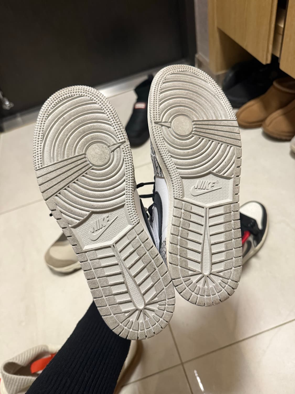 매장구매 나이키 에어조던 레트로 1 하이 OG 테크그레이 230 상품이미지2