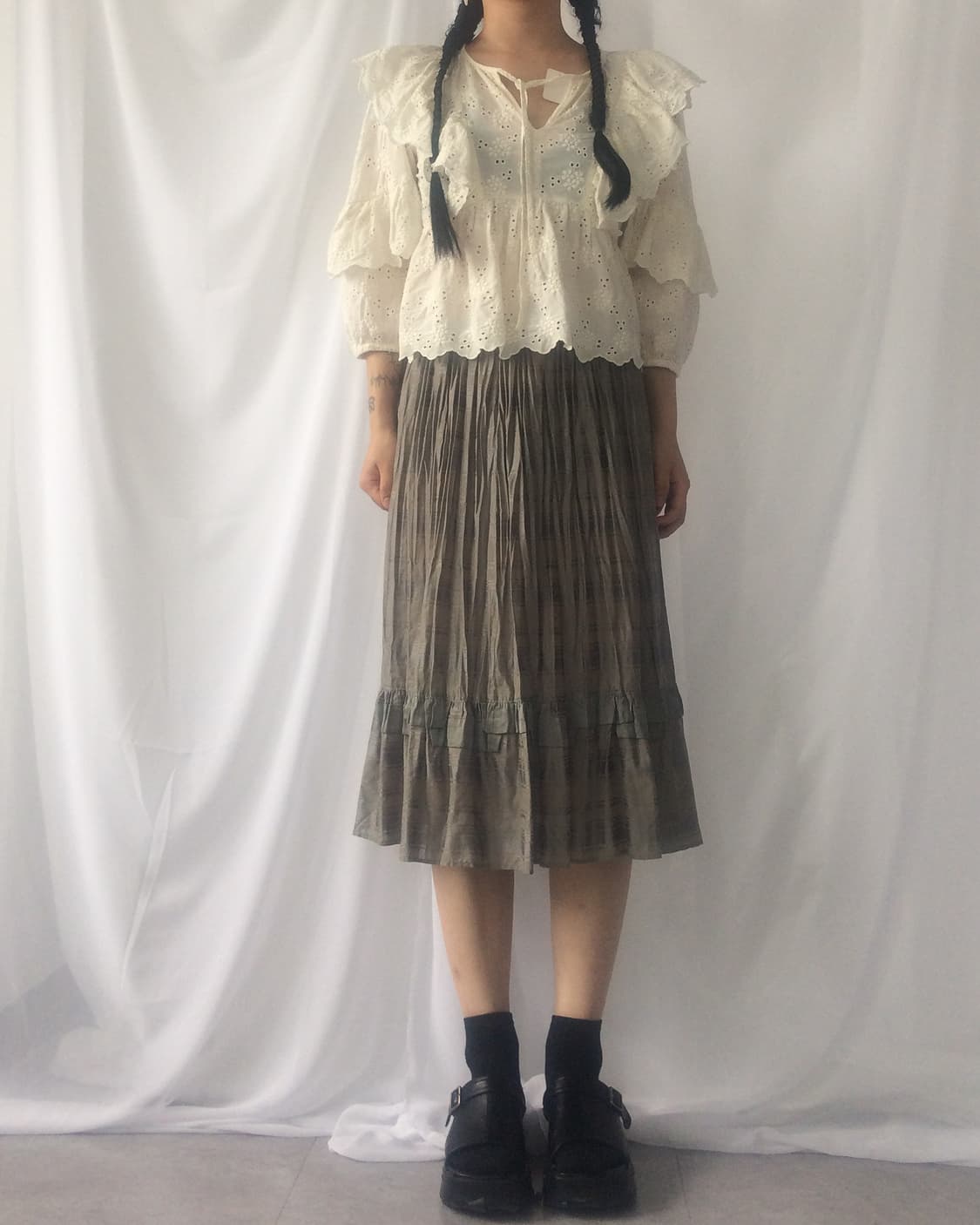 Punching pattern frill blouse 상품이미지1