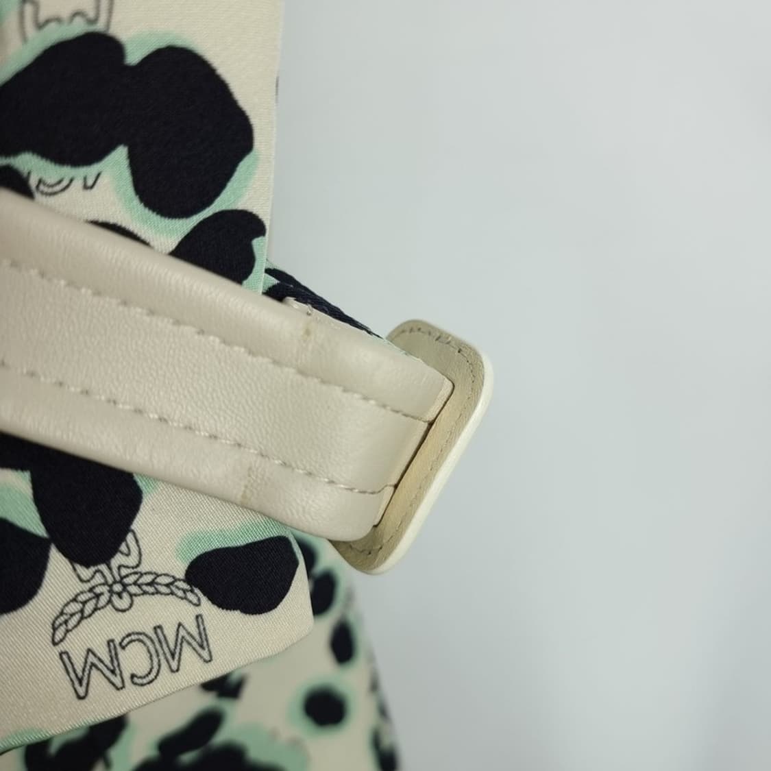 [MCM 엠씨엠] 멀티 패턴 벨티드 실크 더블 트렌치 코트 M19729 상품이미지10