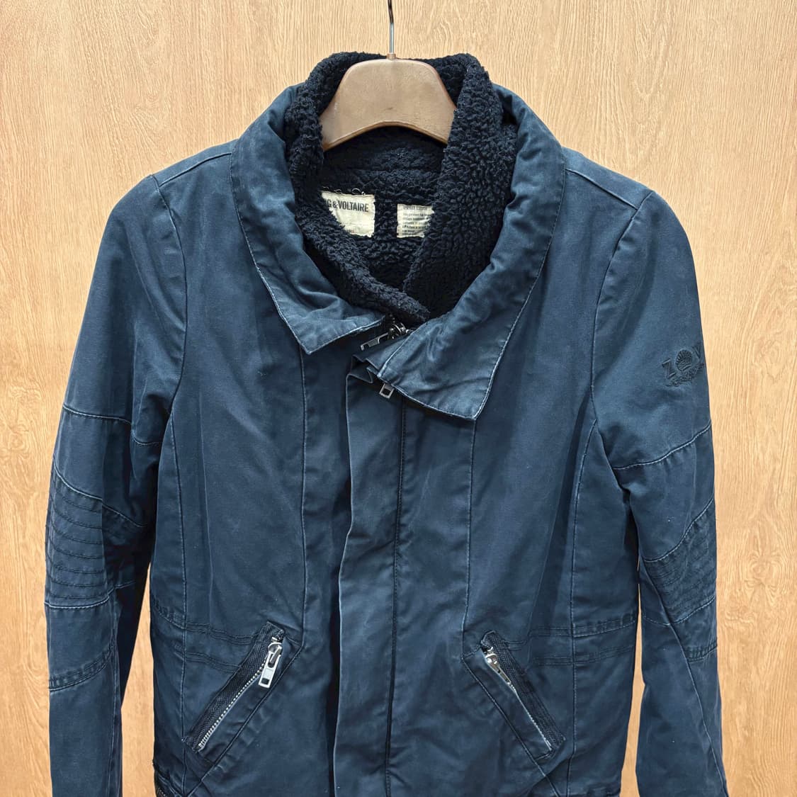 쟈딕 앤 볼테르 하이넥 자켓 플리스 안감 밑단 지퍼 디테일 블랙 상품이미지4