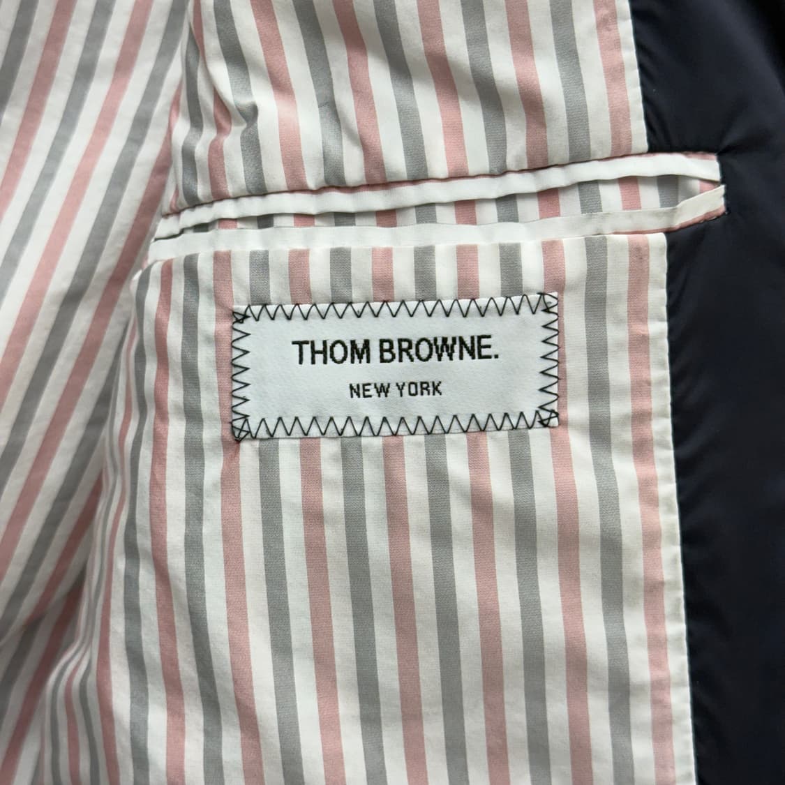 [4] 톰브라운 사선 나일론 금장 조끼패딩 상품이미지7