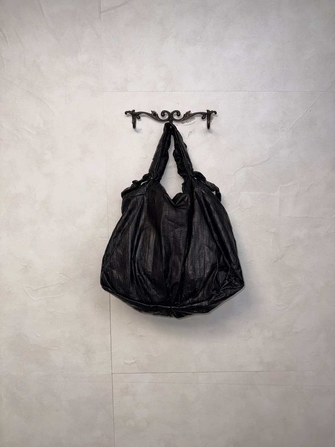 Black knotted chain leather tote bag 상품이미지4