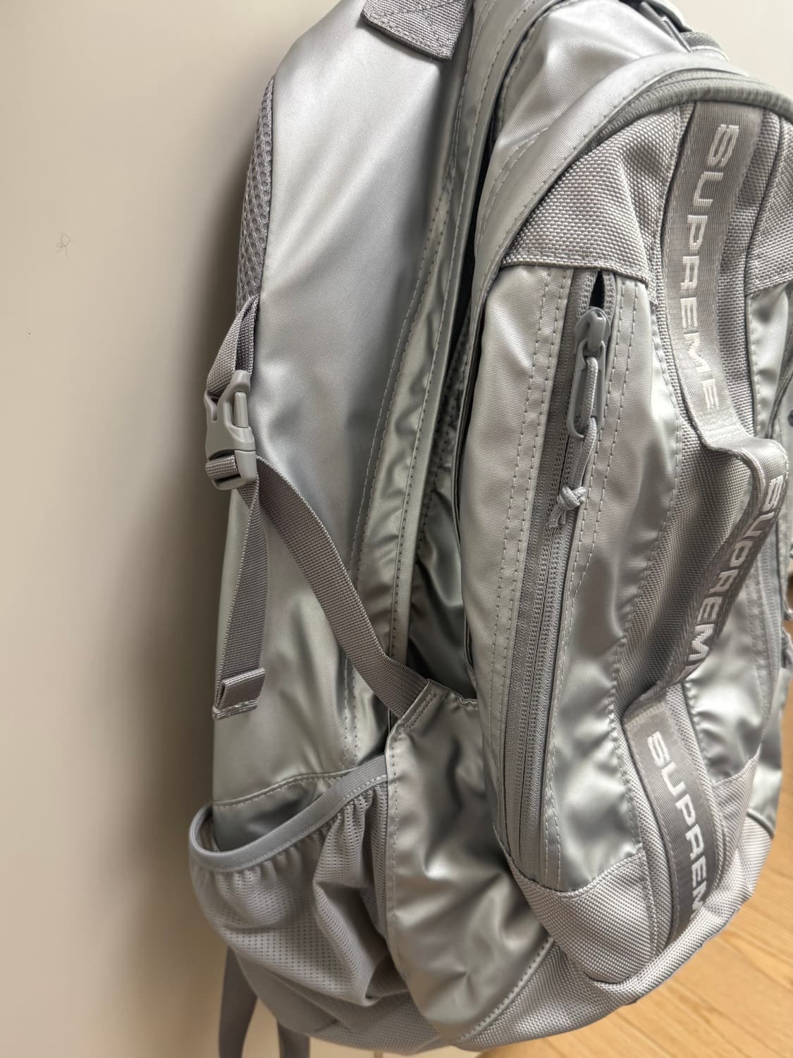 슈프림 22FW 백팩 실버 상품이미지3
