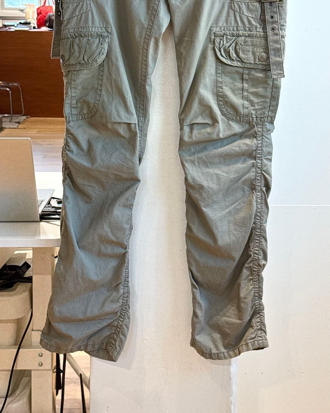 버버리 블루라벨 카키 셔링 카고 팬츠 상품이미지3