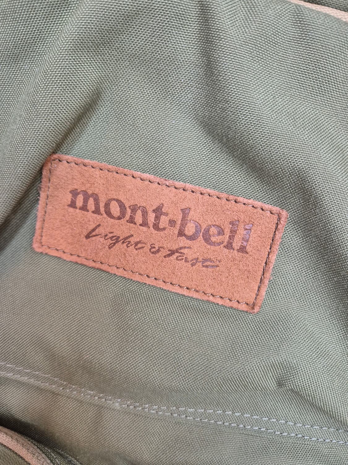 몽벨 올리브 그린 백팩 판매합니다. 넉넉한 수납공간으로 데일리 백팩으로  상품이미지2