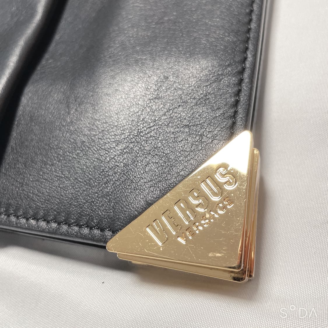 베르사체 Versus 블랙 레더 체인 숄더백 상품이미지3