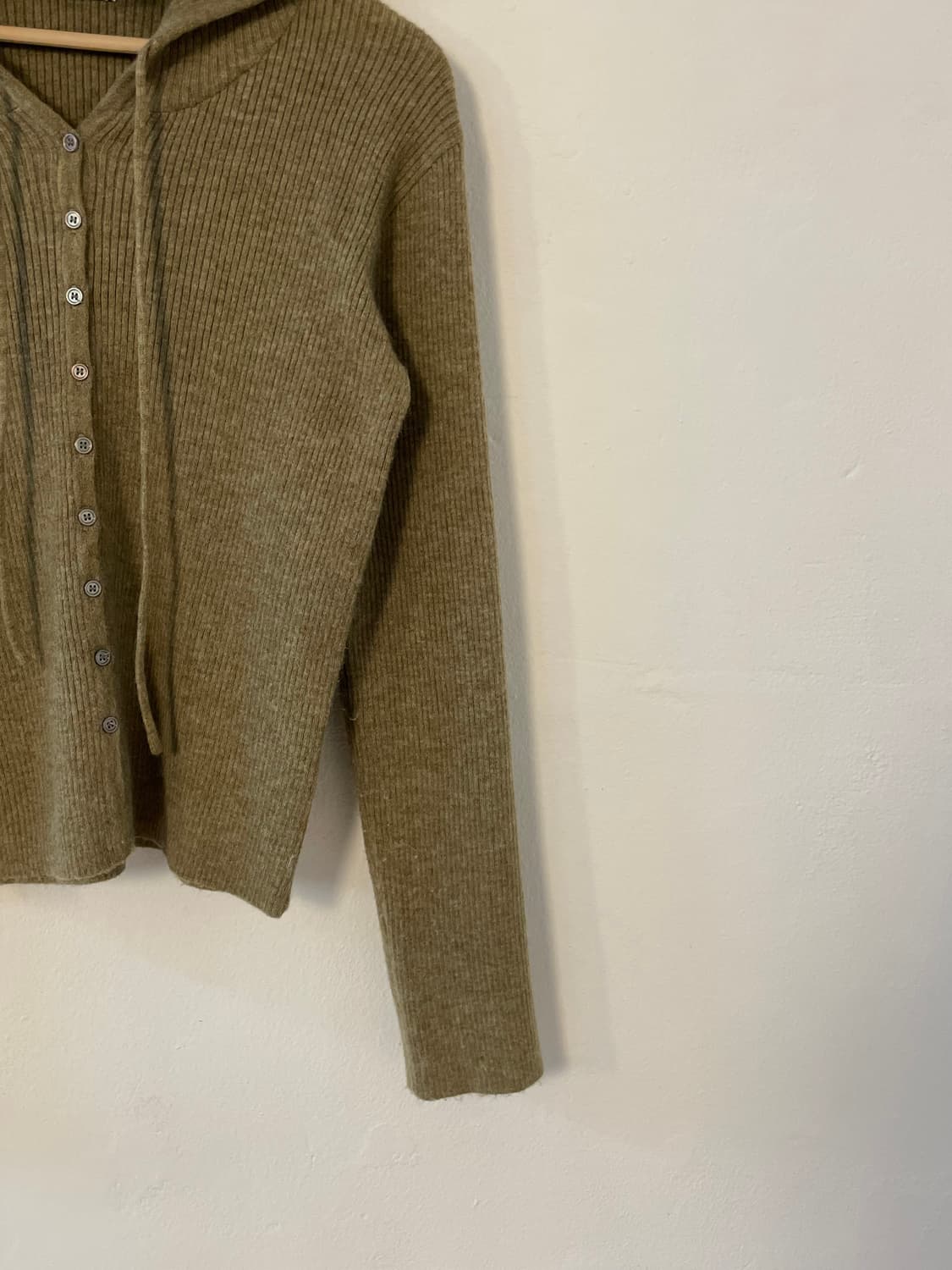 에잇세컨즈 버튼 니트 후디  상품이미지4