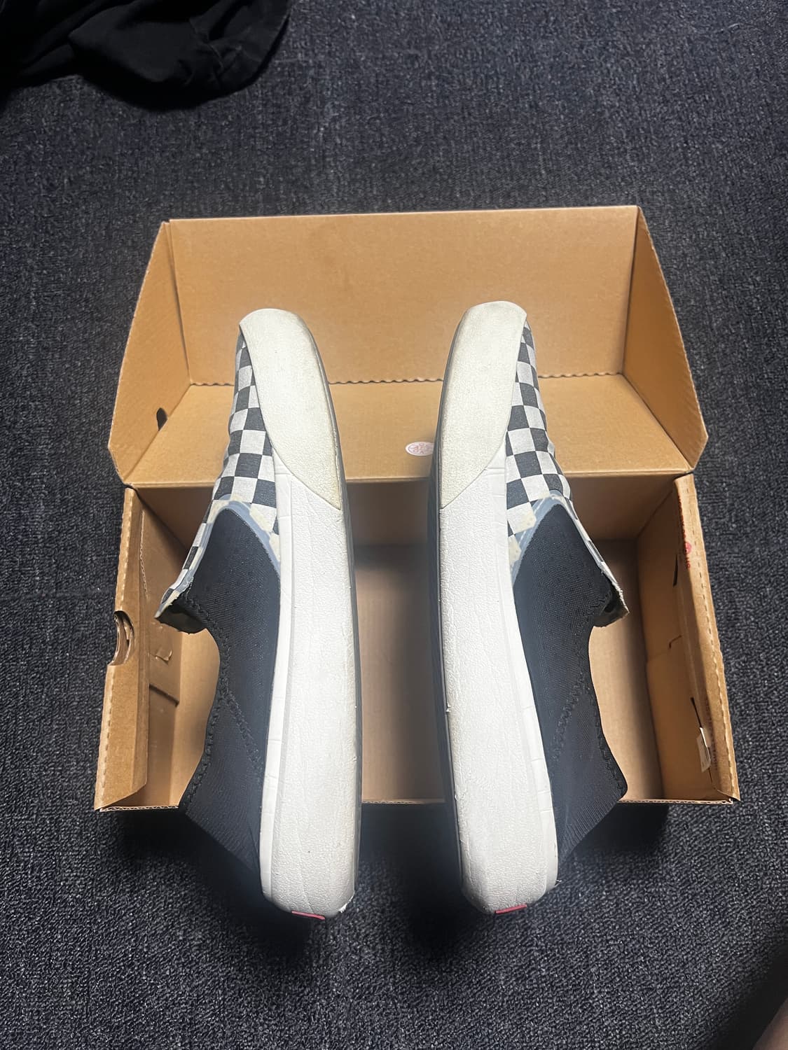 반스 체커보드 컴피쿠시 블랙 색상입니다. 박스까지 있는 제품이고, 지금은 상품이미지2