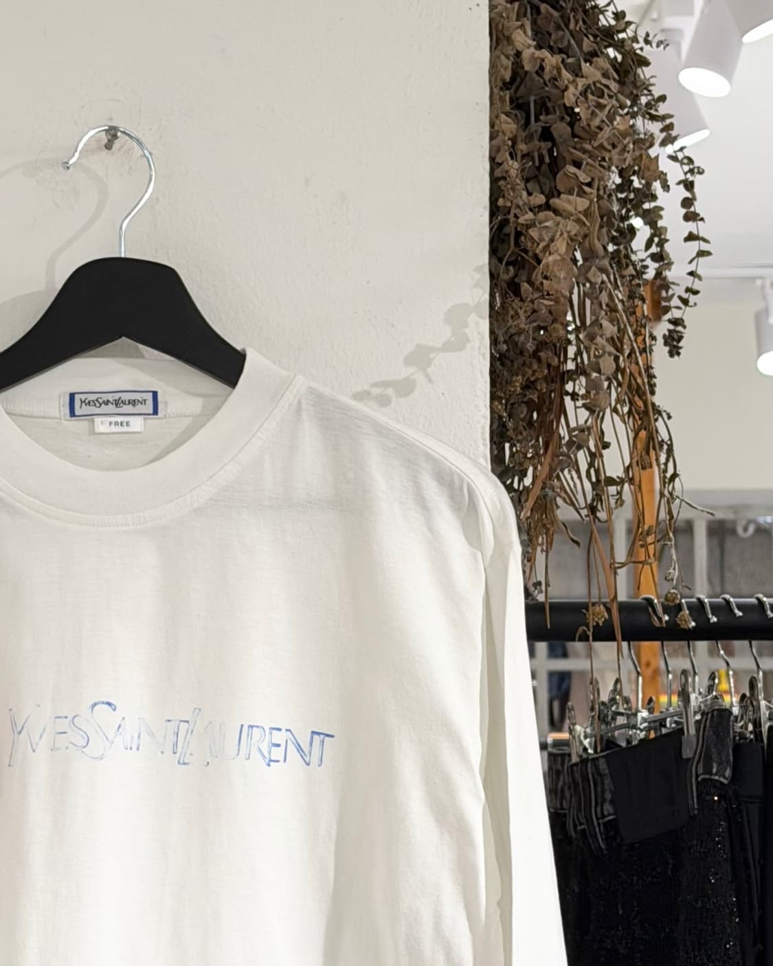 이브 생 로랑 화이트 로고 프린팅 롱슬리브 티셔츠 상품이미지3