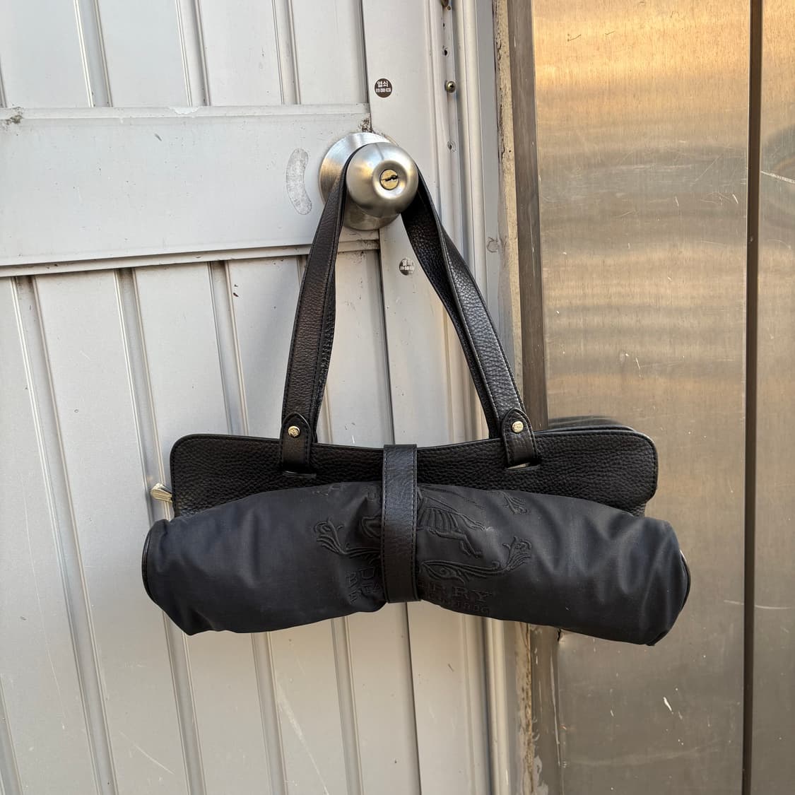 버버리 stowell 캔버스 레더 롤업 토트백 상품이미지9