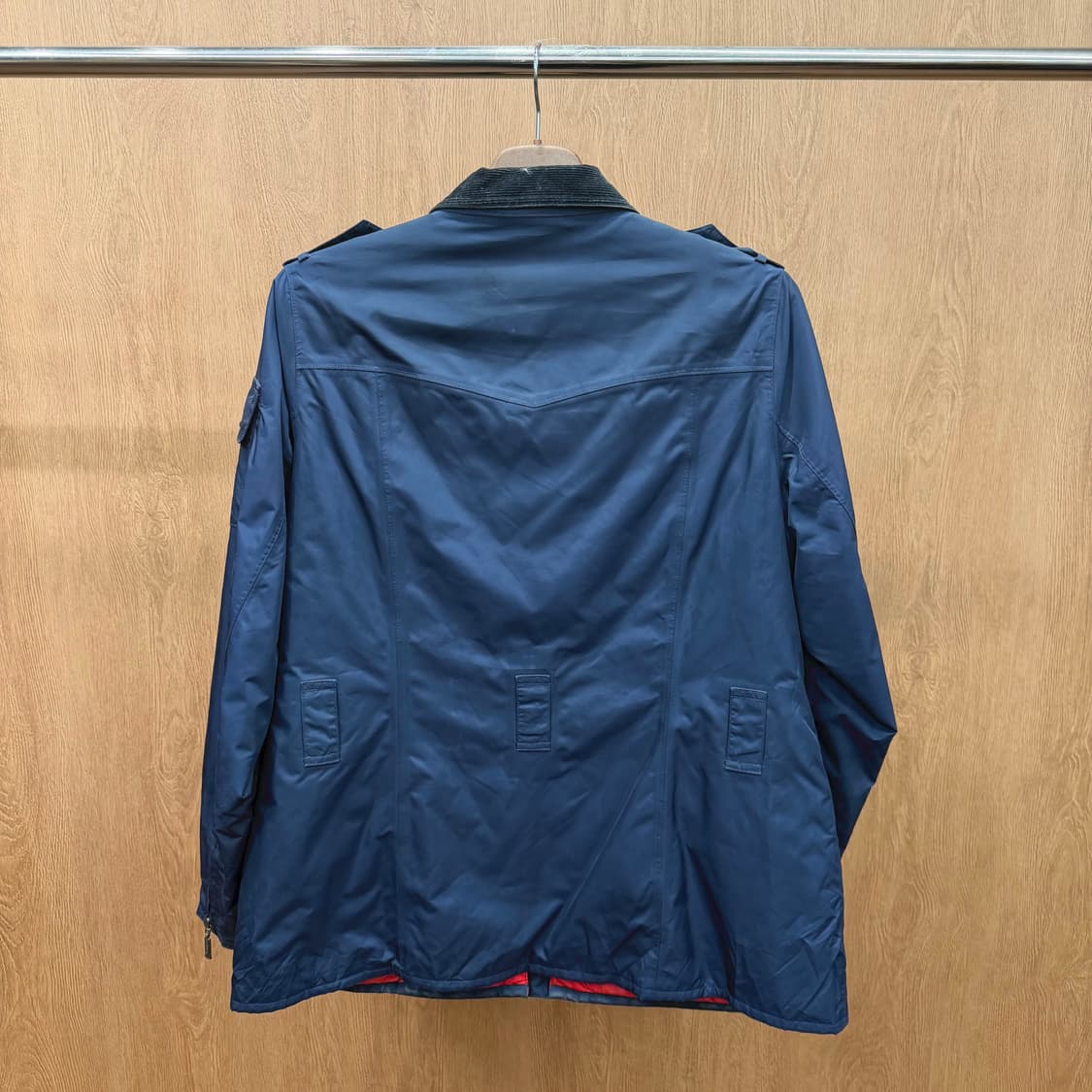 바버 필드 자켓 코듀로이 카라 골드 버튼 포켓 로고 패치 디테일 네이비 상품이미지3