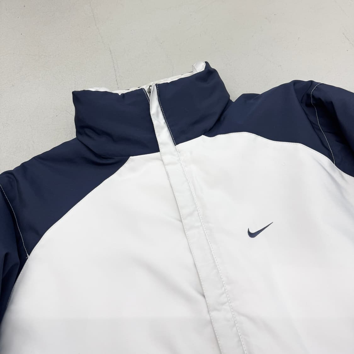 나이키 00s 스우시 올드스쿨 화이트 네이비 배색 점퍼 상품이미지3