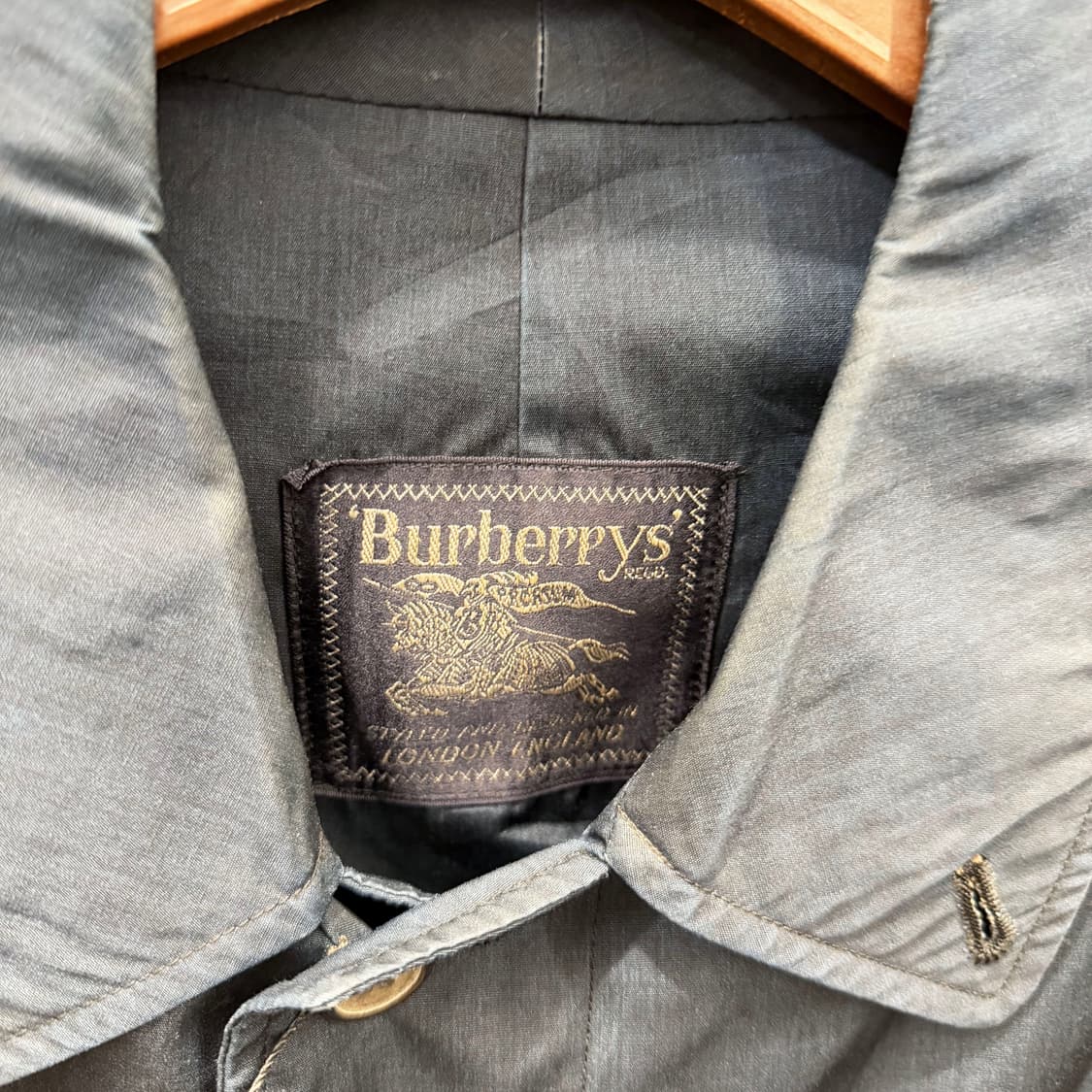 버버리 싱글 브레스트 맥 코트 레글런 슬리브 히든 버튼 디테일 네이비 상품이미지6