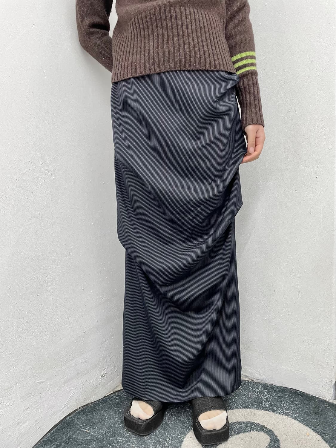 스트라이프 긱시크 핀턱 절개 롱 스커트  상품이미지1