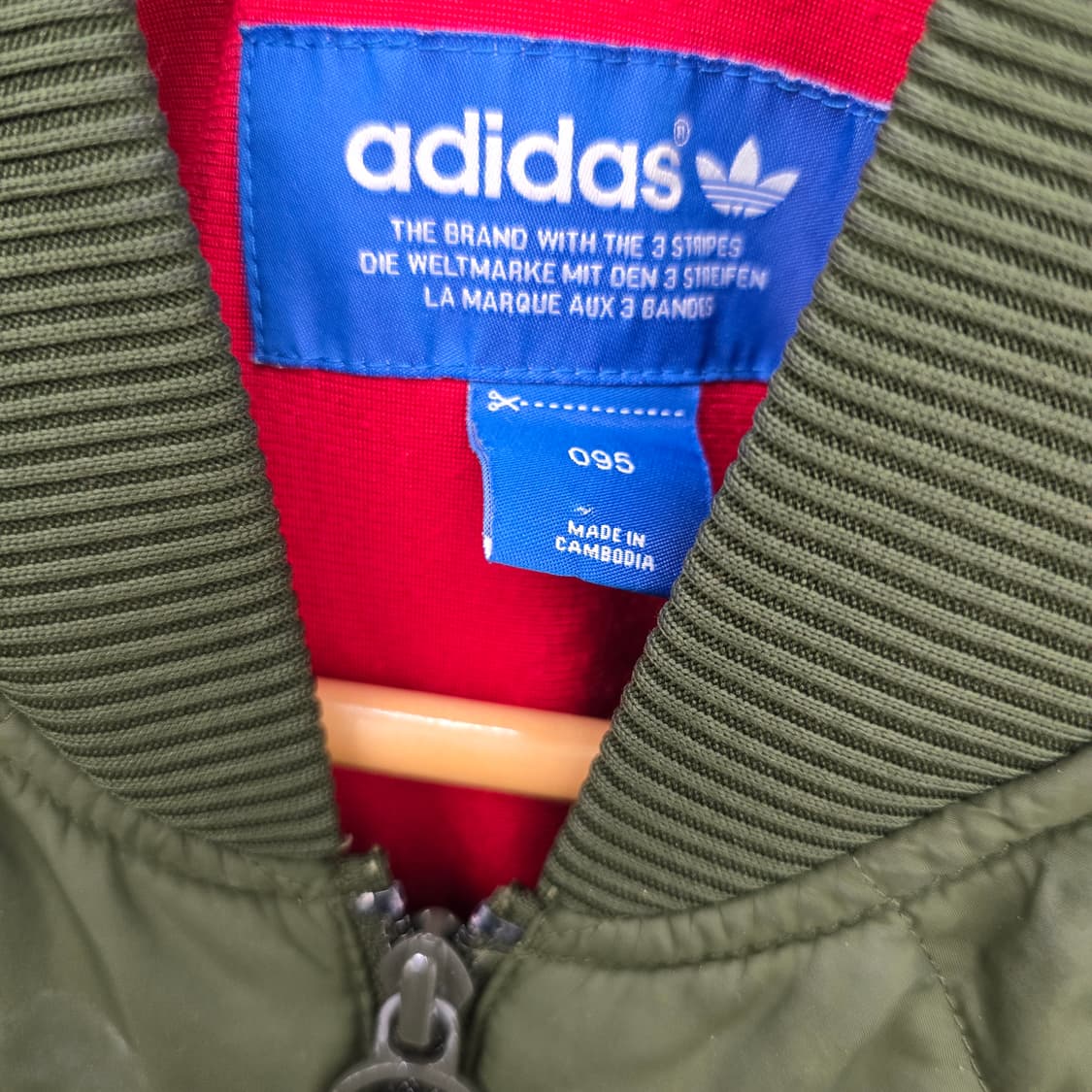 아디다스 퀼팅 봄버 자켓 카키색 상품이미지4