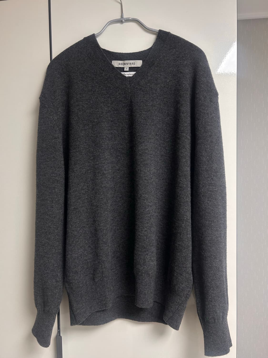 브라운야드 브이넥 니트 차콜 3사이즈 상품이미지1